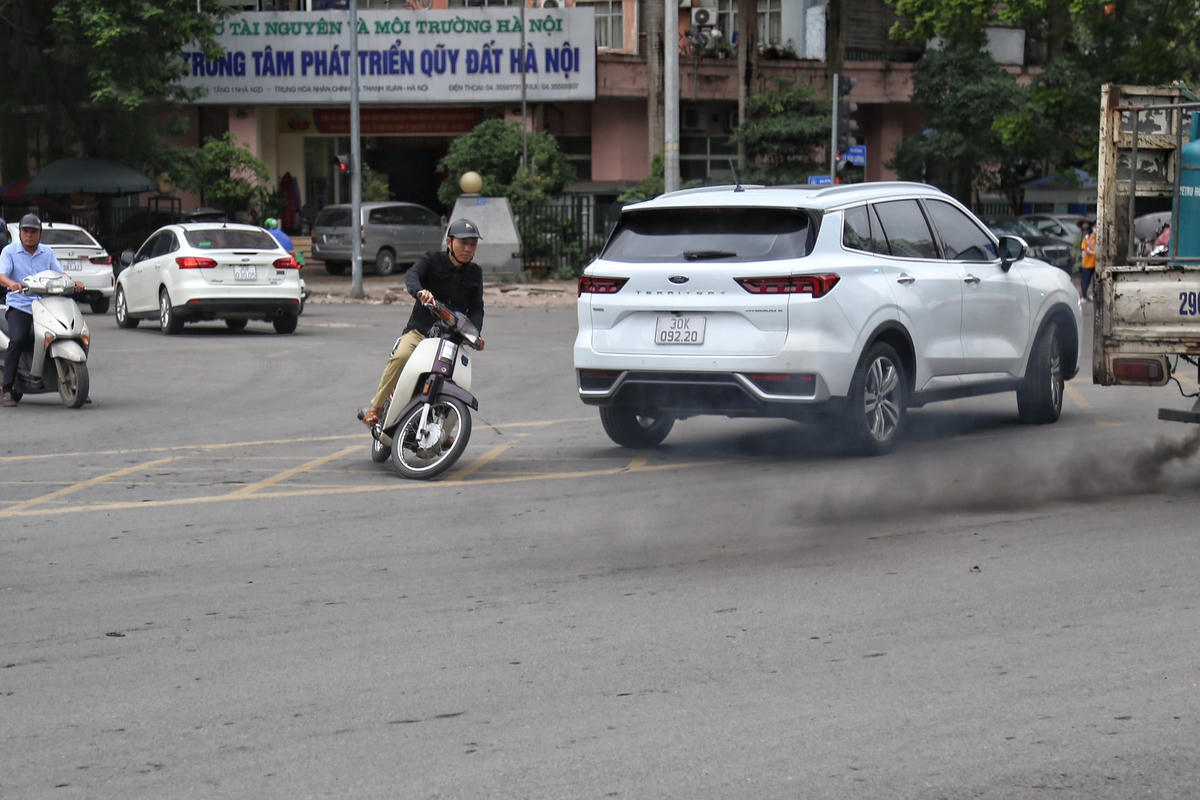 Một chiếc xe máy lạng lách đánh võng vô tư vượt đèn đỏ tại nút giao này.