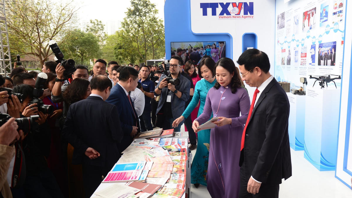 Phó Chủ tịch nước, Bộ trưởng Bộ Thông tin và Truyền thông tham quan gian trưng bày của BáoThông tấn xã Việt Nam.