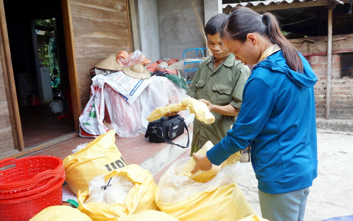 Với sự hỗ trợ của các cấp, ngành, đời sống vật chất, tinh thần của đồng bào dân tộc thiểu số huyện Chợ Đồn ngày càng được nâng lên .