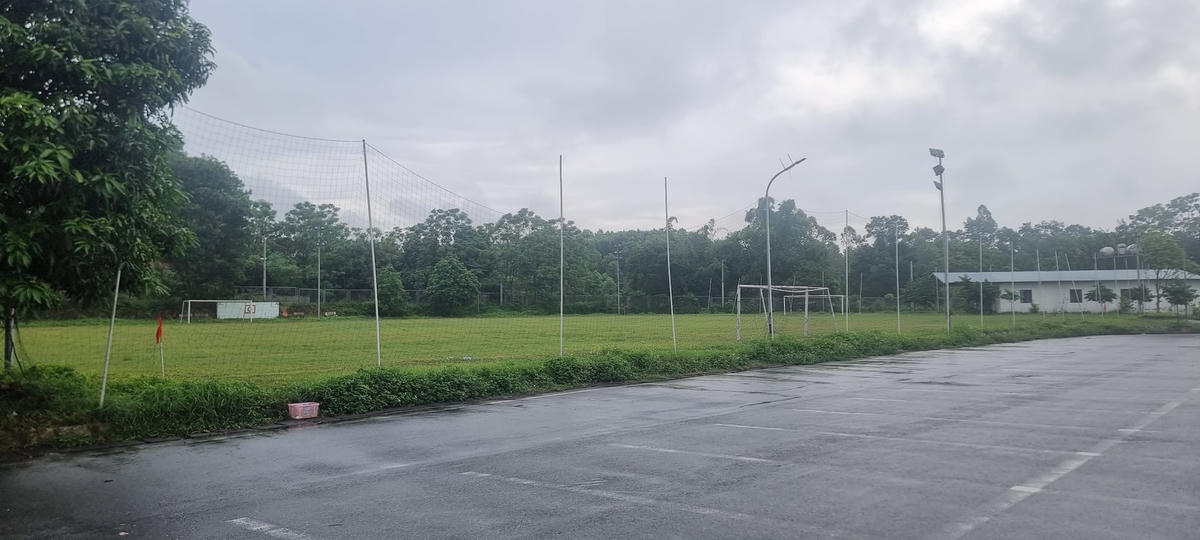 Nhà đầu tư tự ý cho làm sân bóng tại trạm dừng nghỉ Km57 + 500. Ảnh: Hà An.