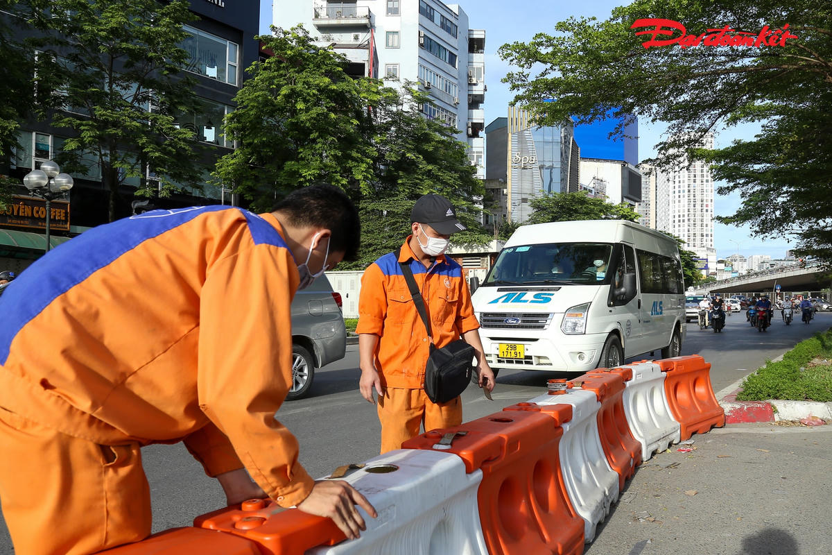 Tổ chức lại giao thông tại Ngã Tư Sở: Lực lượng chức năng căng mình, người dân dần tuân thủ