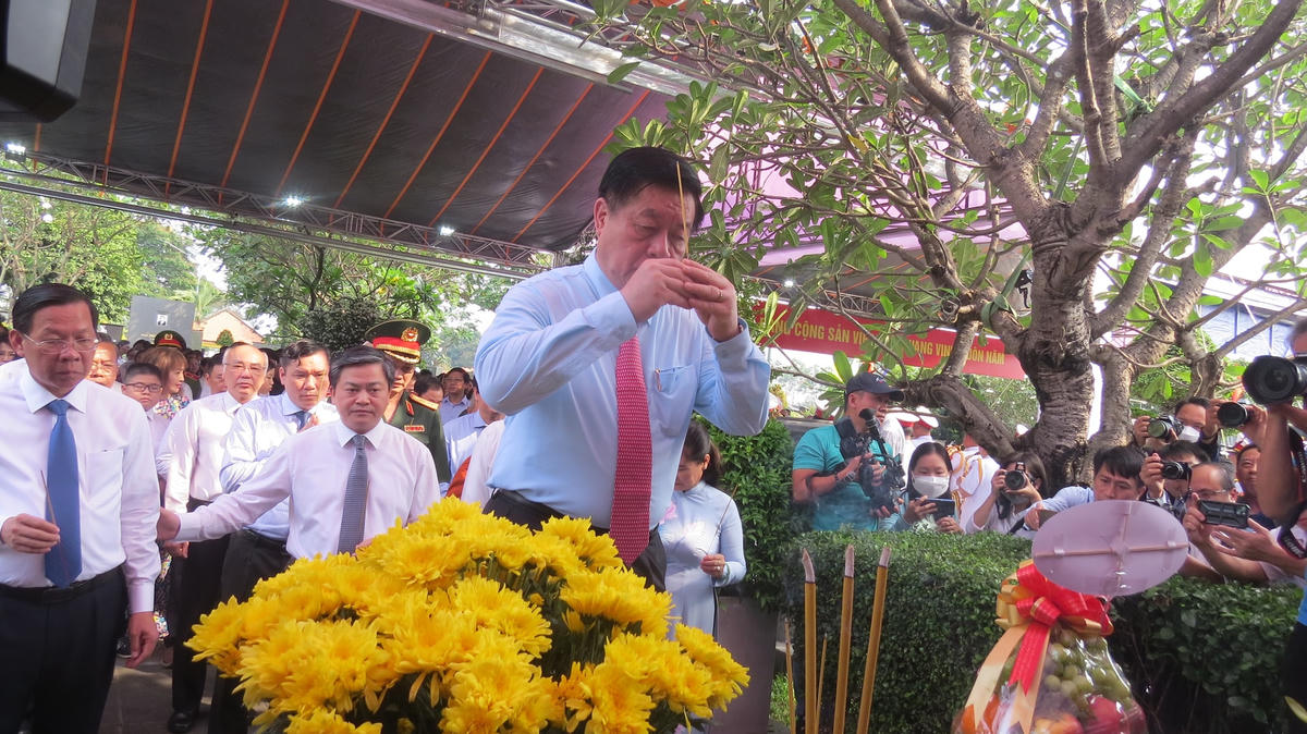 Ông Nguyễn Trọng Nghĩa, Bí thư Trung ương Đảng, Trưởng Ban tuyên giáo Trung ương dâng hương tại mộ phần đồng chí Huỳnh Tấn Phát.