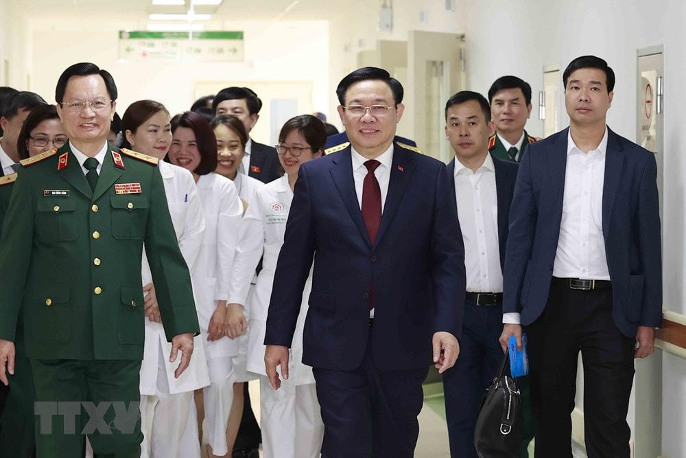 Chủ tịch Quốc hội Vương Đình Huệ thăm, tặng quà bệnh nhân tại Khoa ung bướu, Bệnh viện Trung ương Quân đội 108. (Ảnh: Doãn Tấn/TTXVN).
