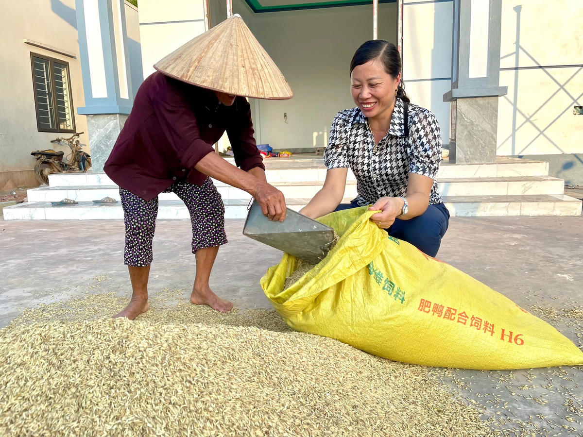 Bà Điệp Thị Lừu (bên phải) thăm hỏi, giúp đỡ gia đình ông Lưu Văn Phàng, ở thôn Vòng Tre, xã Bình Dân, huyện Vân Đồn (Quảng Ninh).