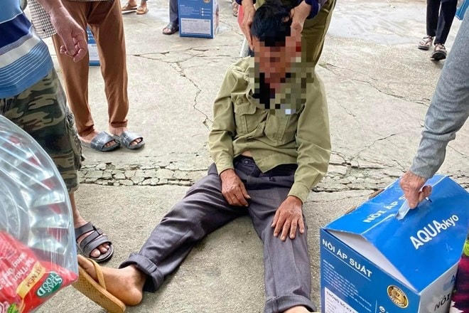 Một người đàn ông khóc ngất khi mua phải hàng 'cắt cổ' của nhóm đối tượng lừa dối.