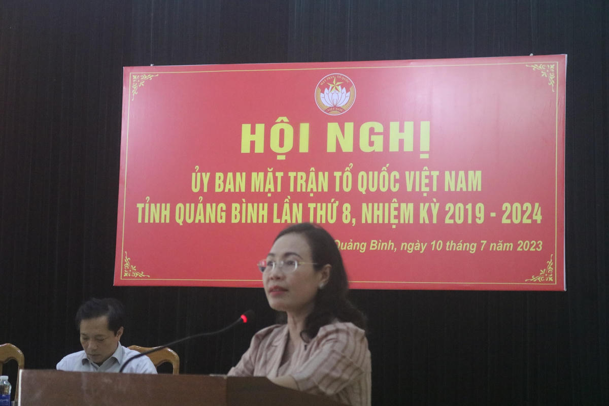 Bà Phạm Thị Hân, Chủ tịch Uỷ ban MTTQ Việt Nam tỉnh Quảng Bình phát biểu tại hội nghị.