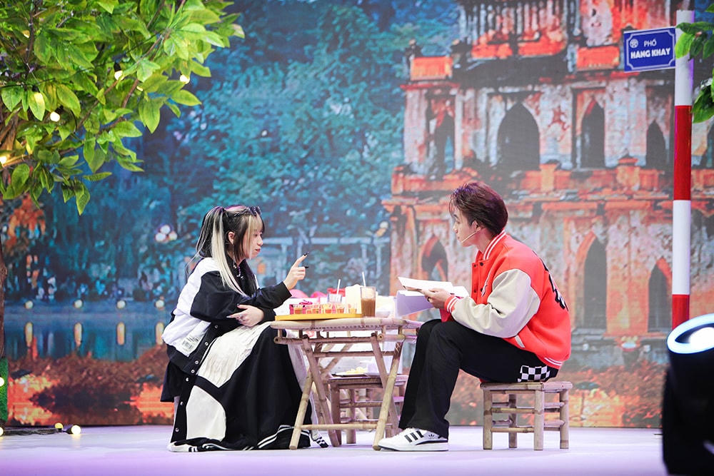Bối cảnh tỏ tình là một quán cafe trên phố Hàng Khay, Hà Nội. Ảnh: Perfect Universe.