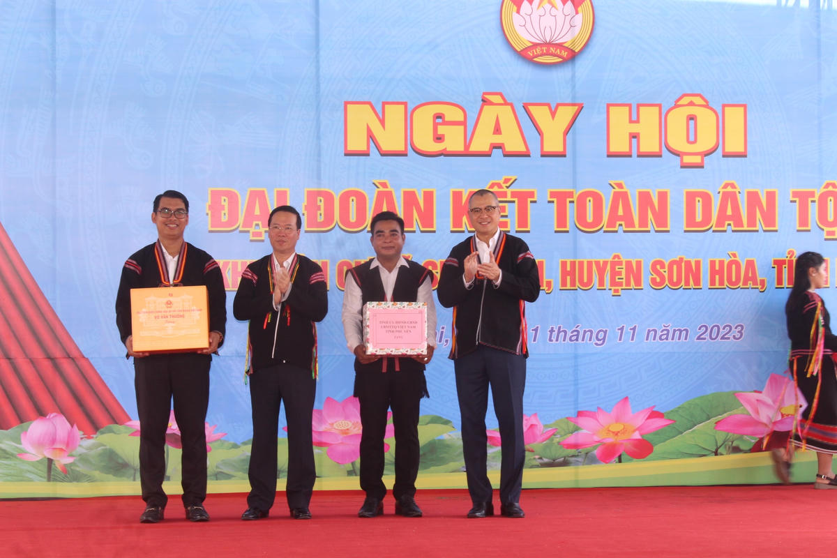 Chủ tịch nước trao quà cho các gia đình ở khu dân cư.