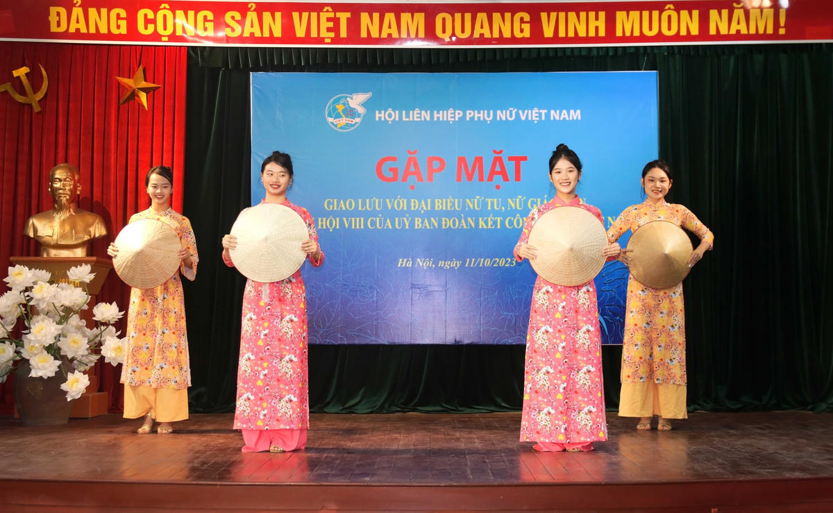 Tiết mục văn nghệ đặc sắc tại buổi gặp mặt.