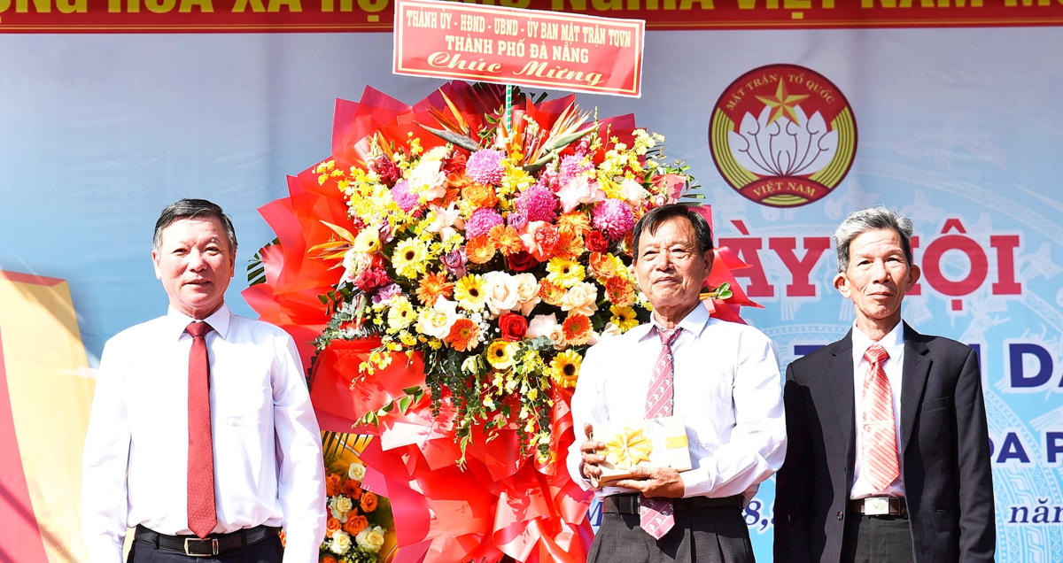 Chủ tịchABC tặng hoa6150
