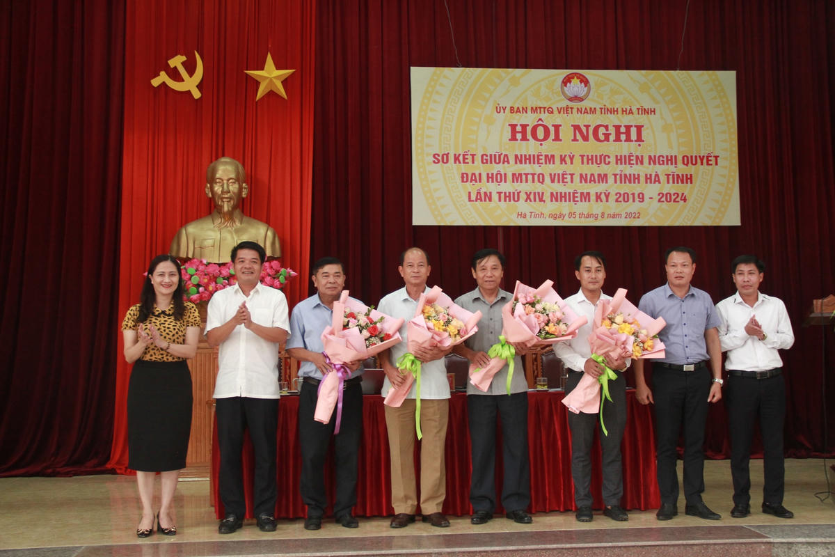 Ban Thường trực Ủy ban MTTQ tỉnh tặng hoa, chúc mừng 4 Ủy viên Ủy ban MTTQ tỉnh khóa XIV nhiệm kỳ 2019 - 2024.