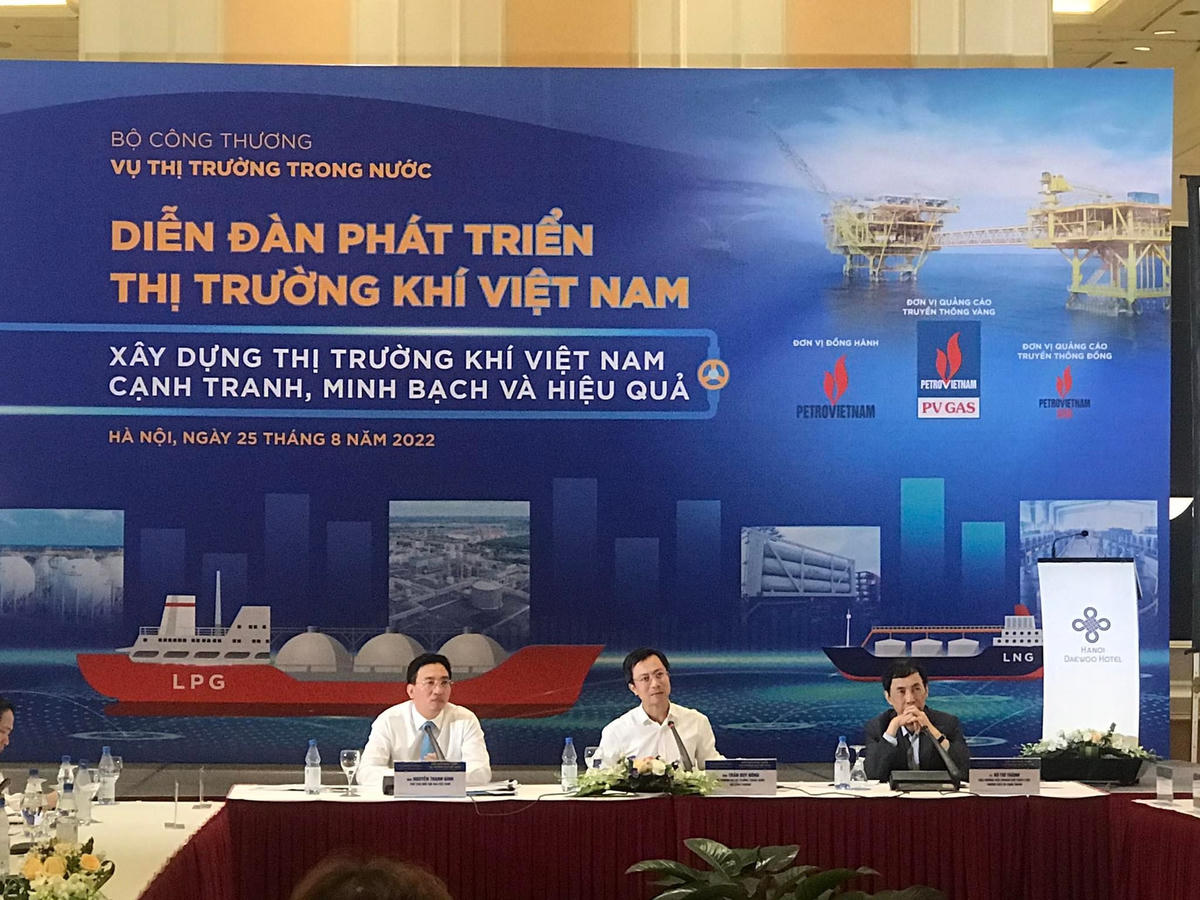 Ông Nguyễn Thanh Bình, Chủ tịch Hiệp hội Gas Việt Nam cùng ông Trần Duy Đông, Vụ trưởng Vụ thị trường trong nước và chuyên gia Võ Trí Thành chủ trì Diễn đàn.