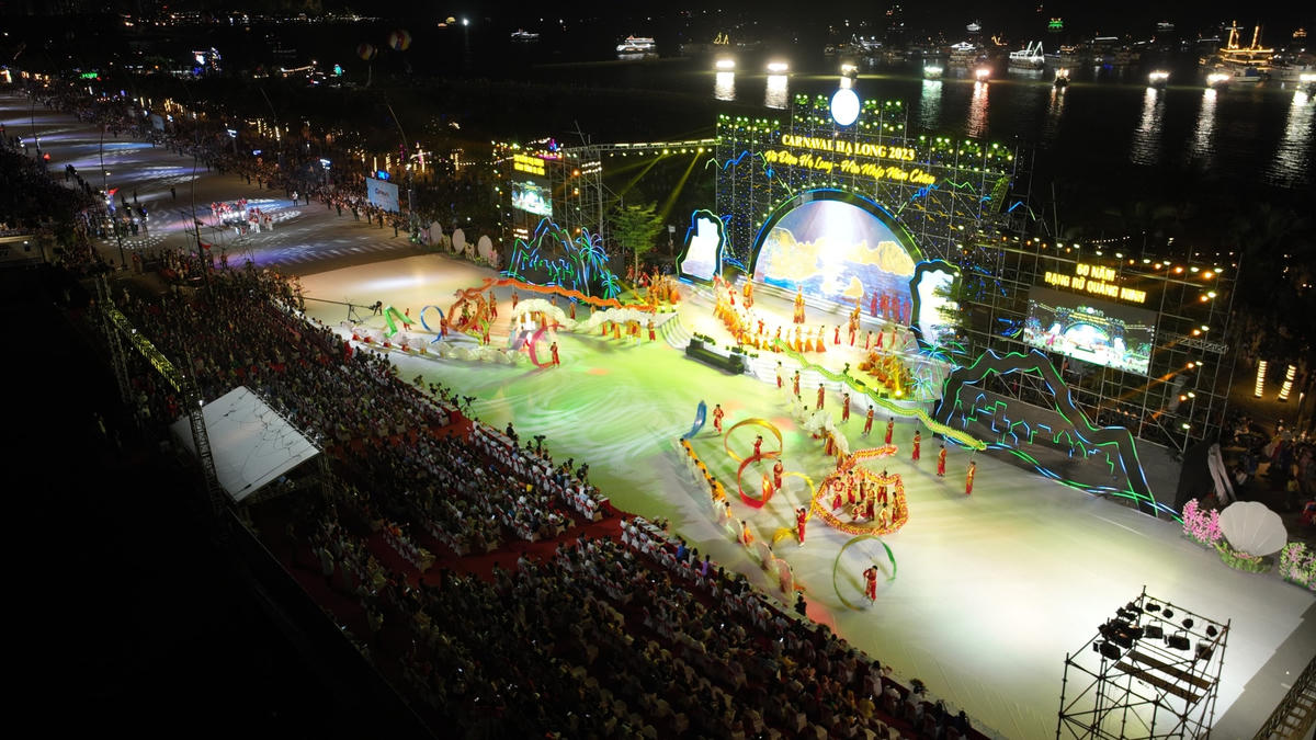 Carnaval Hạ Long 2023 được tổ chức tại đường Võ Nguyên Giáp (phường Bãi Cháy, TP Hạ Long) vào tối ngày 1/5 thu hút đông đảo nhân dân và du khách.