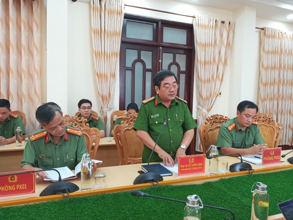 Đại tá Lê Văn Hòa trả lời báo chí. Ảnh: Công an tỉnh Bến Tre.