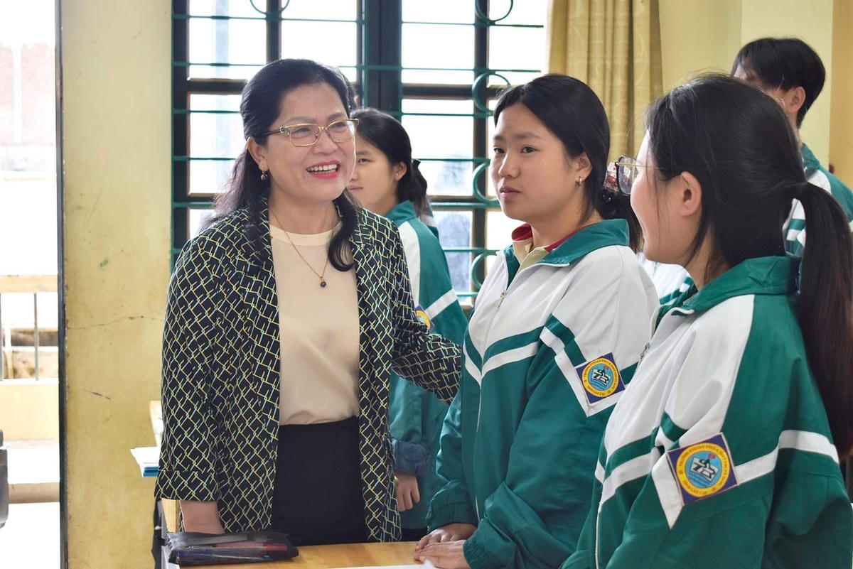 thu-truong-nguyen-thi-kim-chi-dong-vien-cac-em-hoc-sinh-tai-truong-thpt-so-1-thi-xa-sa-pa-tinh-lao-cai.jpg