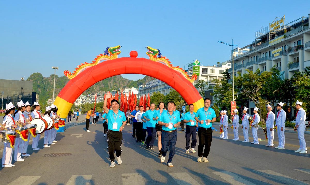 Hơn 2.000 người tham gia Giải chạy kỷ niệm ngày Truyền thống ngành Than.