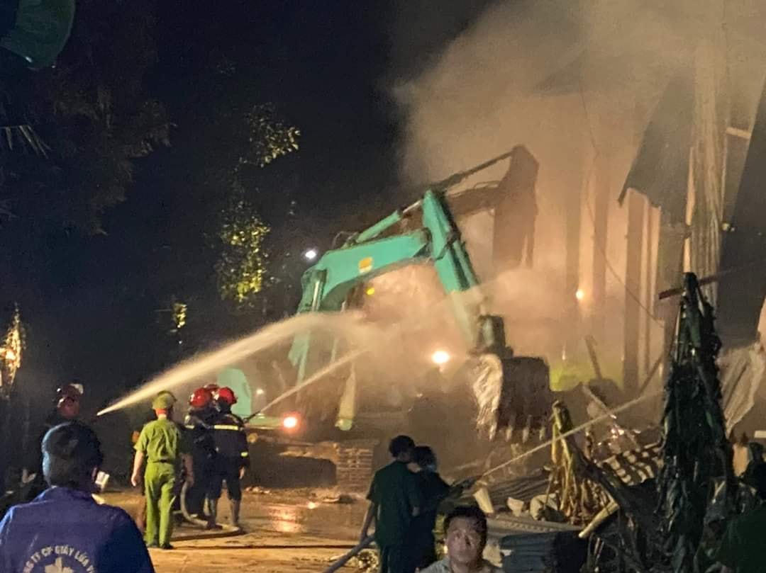 Lực lượng chữa cháy phải thức xuyên đêm để dập lửa, tránh lan sang các công trình bên cạnh. Ảnh CACC chụp lúc 22h đêm 30/7