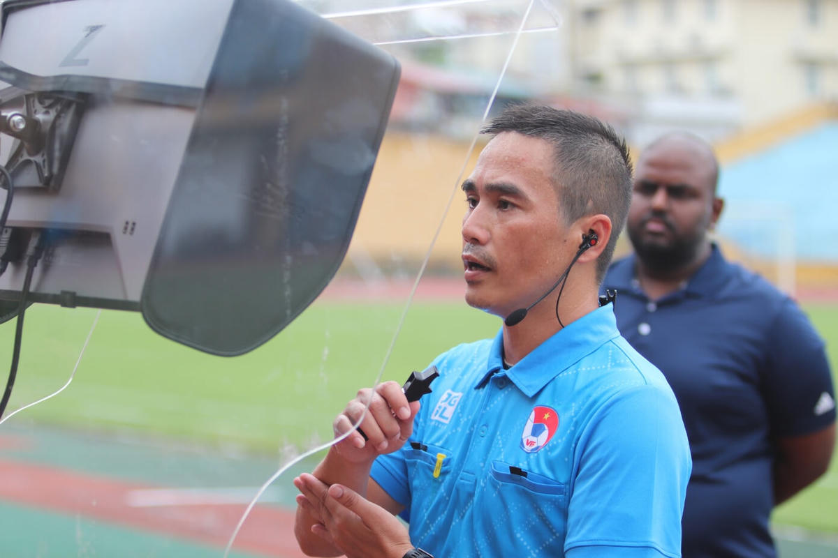 Trọng tài Mai Xuân Hùng thực hành xem lại tình huống dưới sự quan sát của chuyên gia FIFA Bhaveshan Moorghen. Ảnh: VFF.