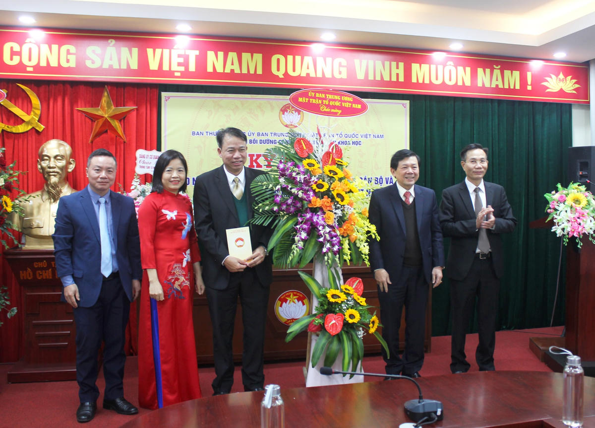 Phó Chủ tịch Nguyễn Hữu Dũng tặng lẵng hoa của Ban Thường trực UBTƯ MTTQ Việt Nam chúc mừng Trung tâm Bồi dưỡng cán bộ và Nghiên cứu khoa học MTTQ Việt Nam.