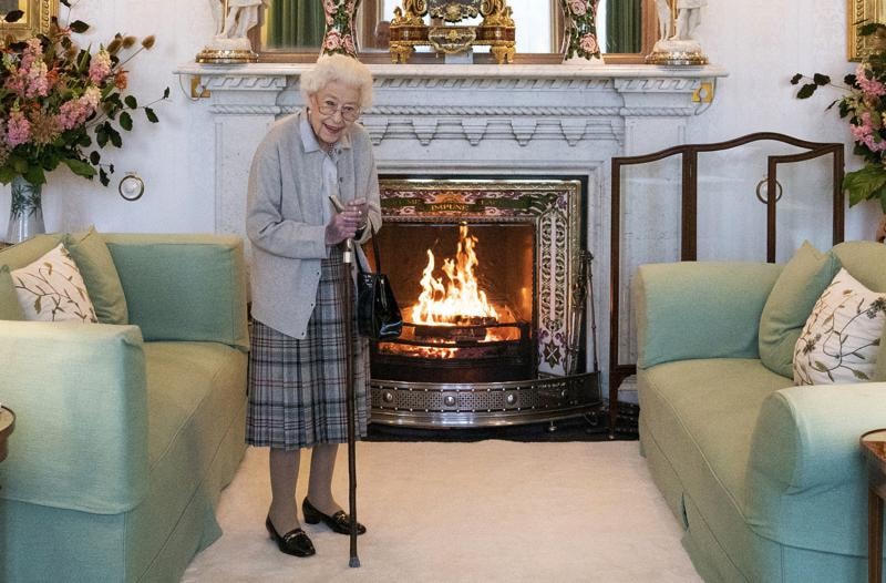 Nữ hoàng Elizabeth tại Phòng khách trước khi tiếp bà Liz Truss đến dự khán tại Balmoral, Scotland, ngày 6/9/2022, nơi Truss được đề nghị trở thành Thủ tướng Anh và thành lập chính phủ mới.