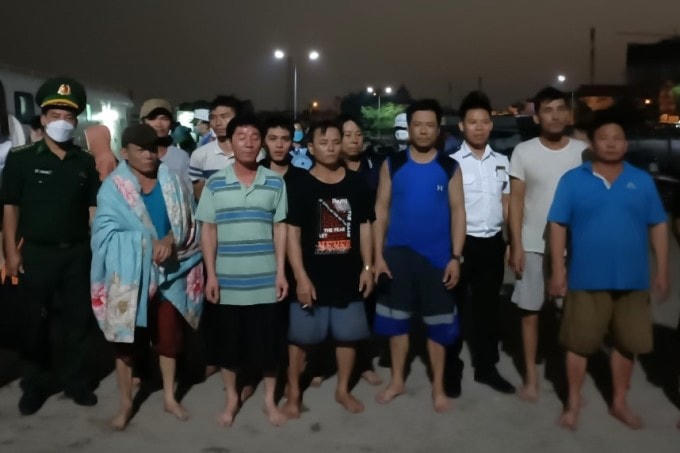 Các thuyền viên tàu Xuyên Á 126 được đưa lên bờ an toàn.