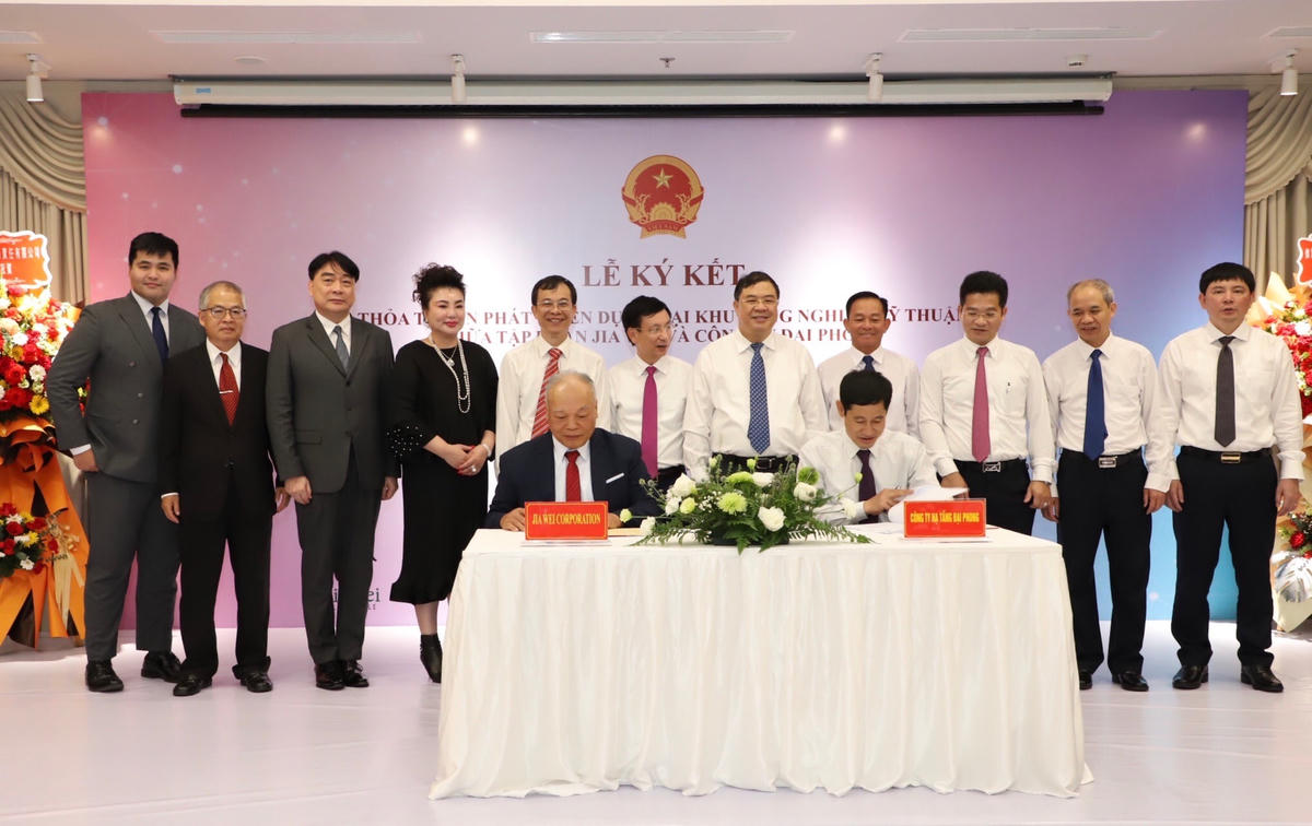 Tập thể lãnh đạo tỉnh Nam Định chứng kiến lễ ký kết.