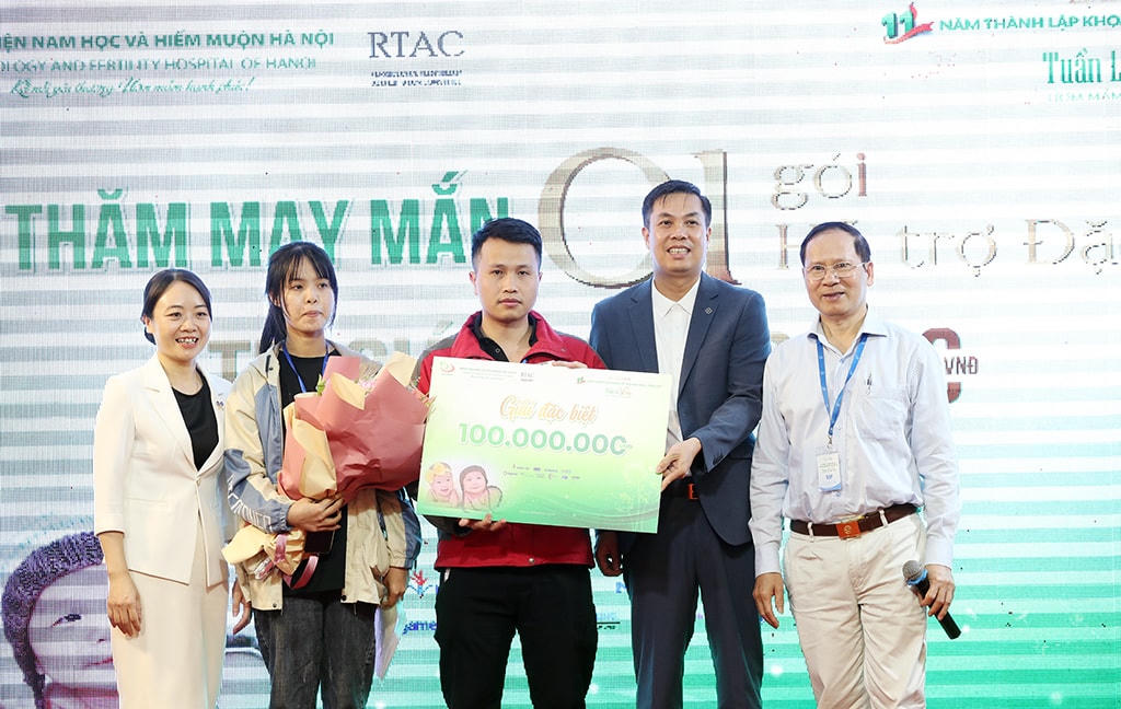 Đại diện Bệnh viện trao giải đặc biệt cho gia đình bốc thăm may mắn.