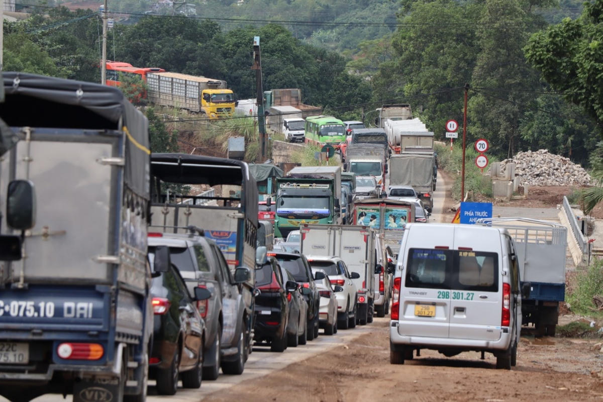 Vụ tai nạn gây ùn tắc nhiều xe, kéo dài khoảng 4km.