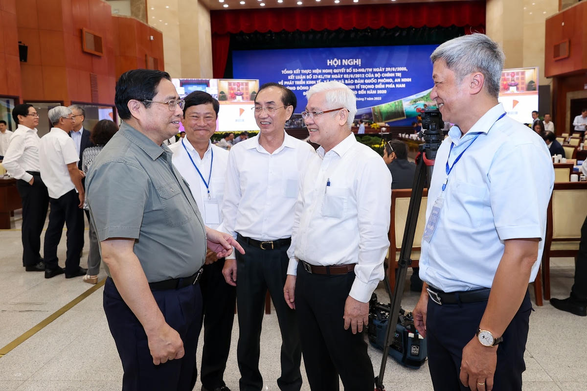 Thủ tướng Phạm Minh Chính trao đổi với các đại biểu tham dự Hội nghị. Ảnh: VGP.  