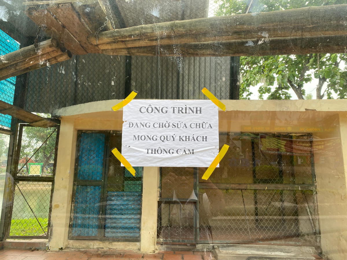 Một số chuồng thú đã xuống cấp, đang chờ ngày sửa chữa.