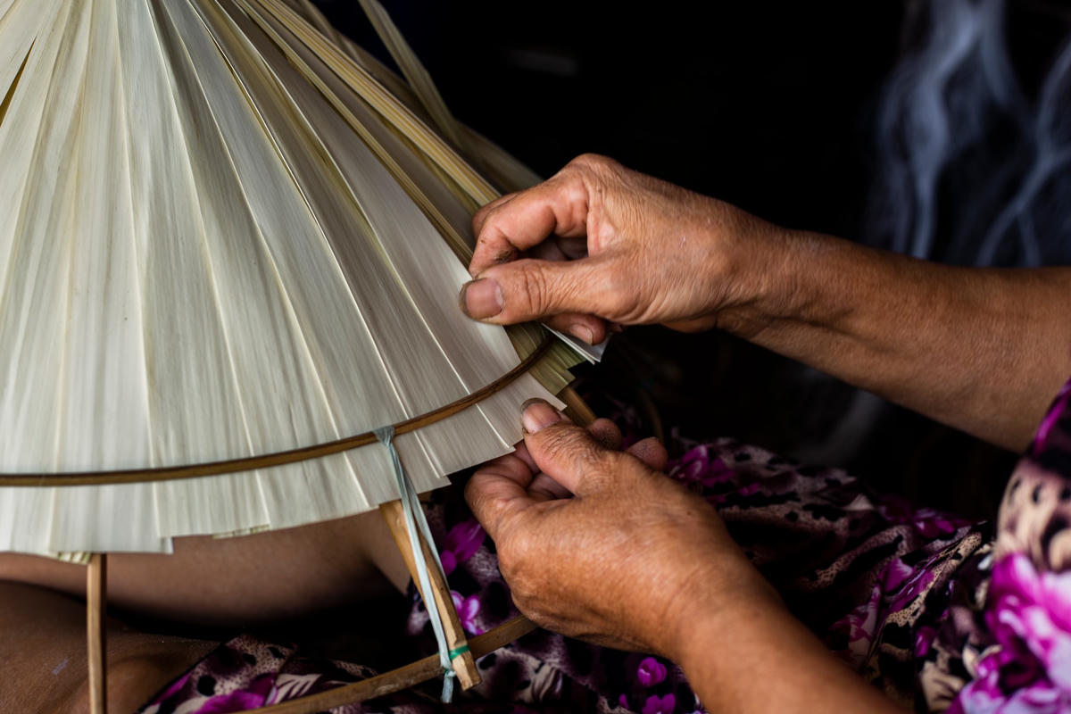 Đến nay, làng nón lá Hạ Thôn đã có khoảng 1.000 hộ tham gia hoạt động sản xuất nón lá. Mỗi chiếc nón này được bán ra thị trường với giá giao động từ 15.000 - 20.000 đồng tùy thời điểm. Nơi đây cũng có 10 đại lý thu mua nón cho bà con để đi tiêu thụ ở các thị trường trong cả nước, cung cấp khoảng từ 150.000 – 200.000 chiếc nón ra thị trường trong và ngoài tỉnh mỗi năm.