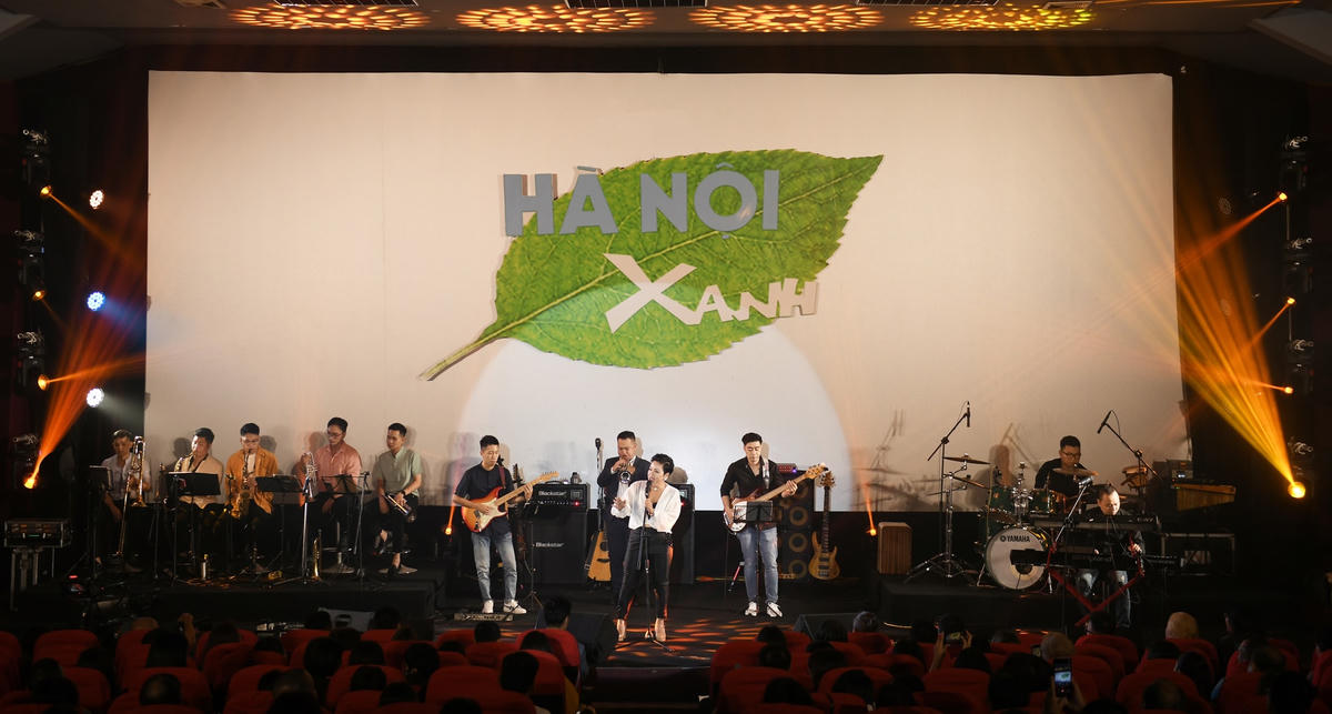 Chương trình liveshow Pop Rock “Hà Nội xanh” diễn ra tối 13/8 tại rạp tháng 8 đã mang đến cho khán giả nhiều cảm xúc đặc biệt bằng những lời ca, âm vang bất hủ về Thủ đô ngàn năm văn hiến.