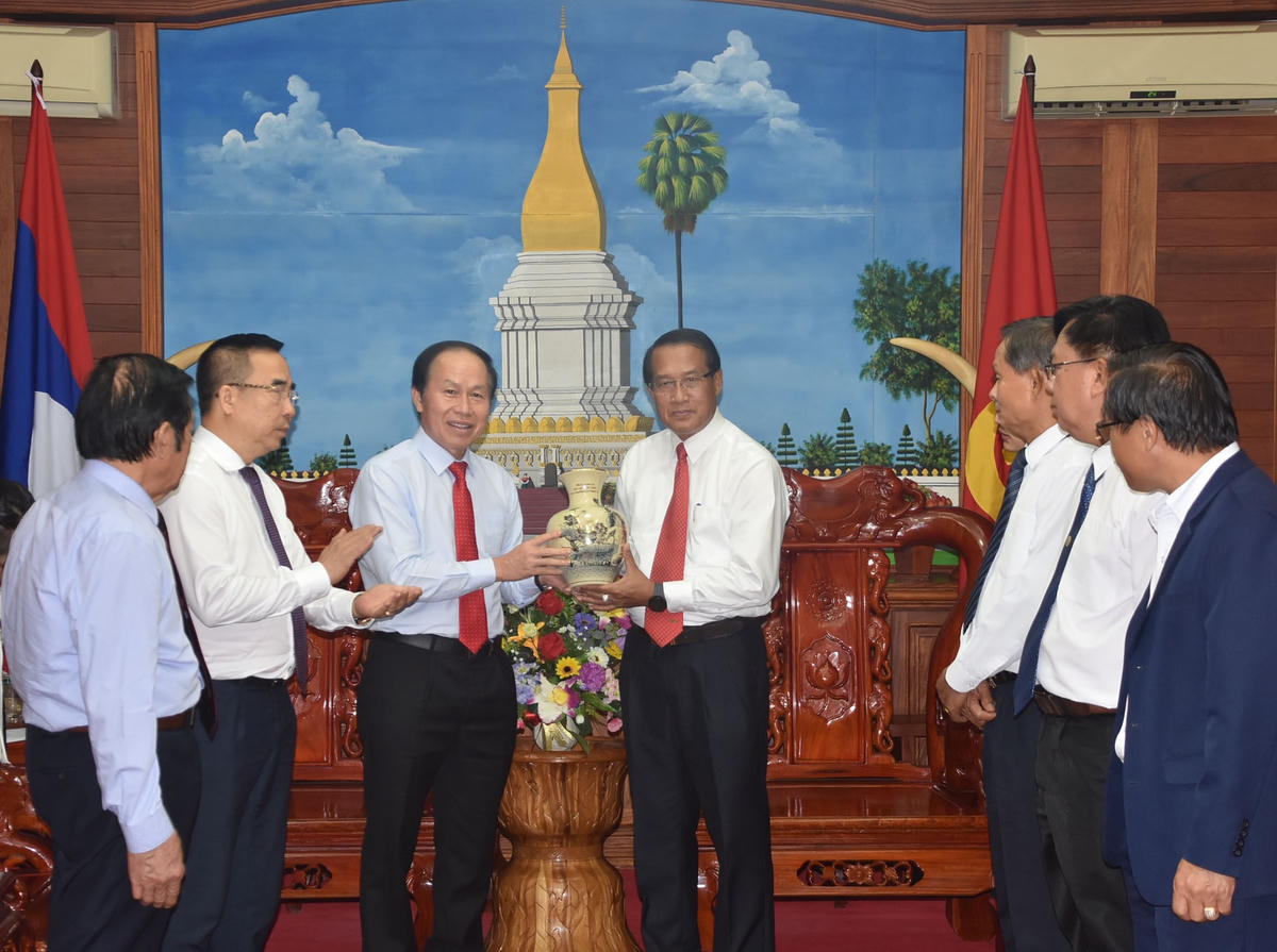 Phó Chủ tịch – Tổng Thư ký Lê Tiến Châu tặng quà lưu niệm ông Vanhxay Phongsavanh.