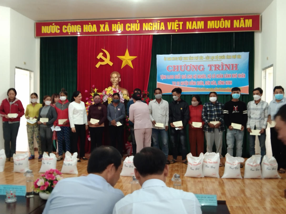 Trao quà cho các hộ nghèo.