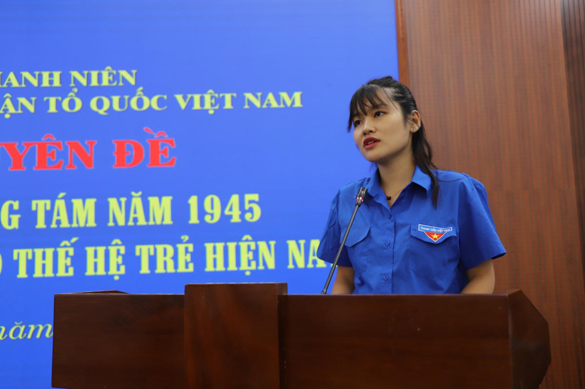 Bí thư Đoàn thanh niên Cơ quan UBTƯ MTTQ Việt Nam Lương Thị Huyền Trang phát biểu tại buổi sinh hoạt chuyên đề.