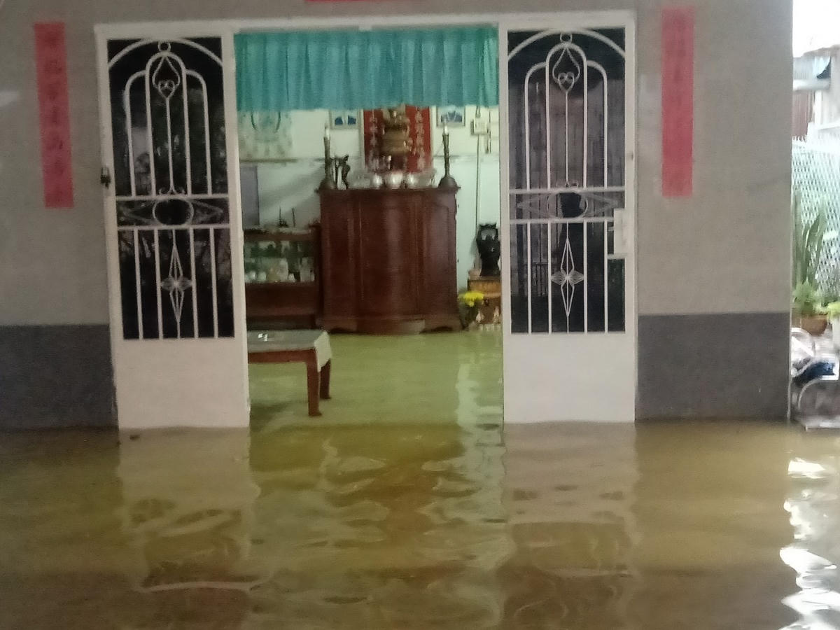 Người dân các khu dân cư ở TP Bạc Liêu khốn khổ vì triều cường