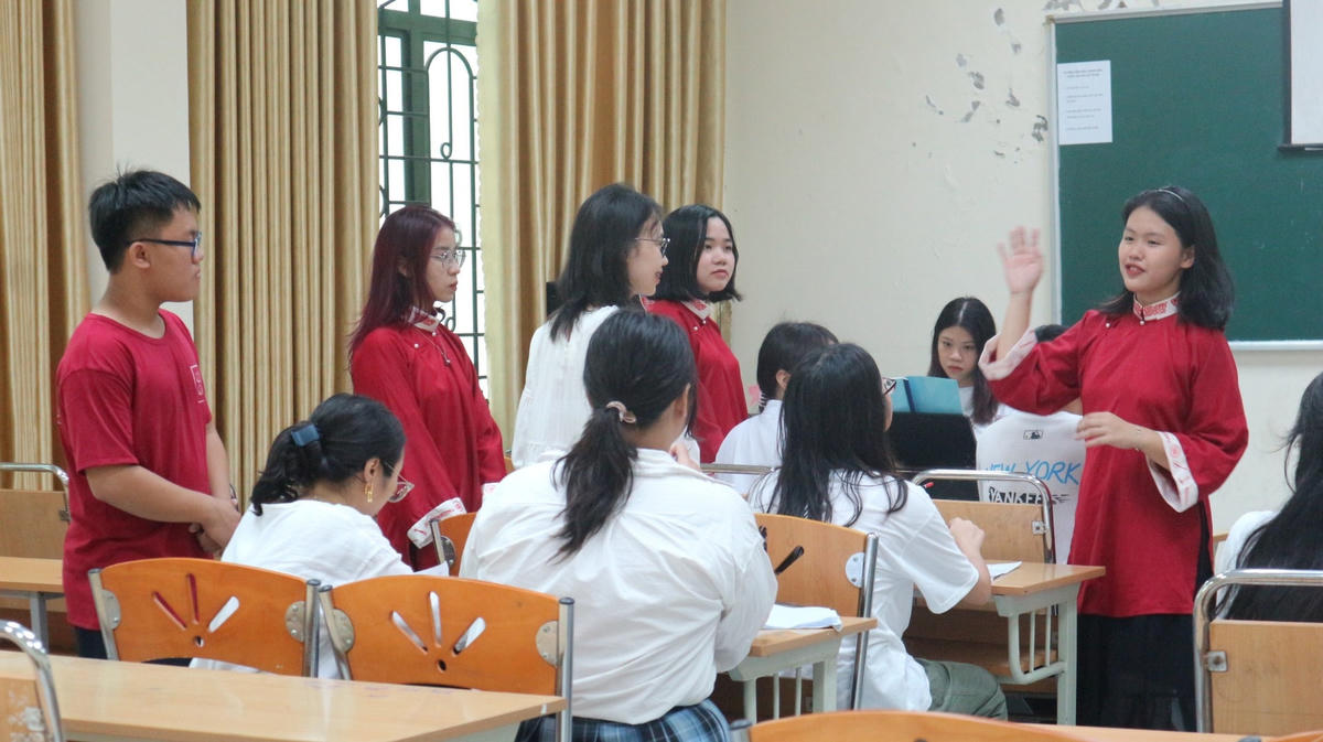 Bên cạnh cách truyền tải truyền thống, Hà Thu và các thành viên sáng tạo thêm nhiều cách học thú vị để tạo hứng thú cho người học. 