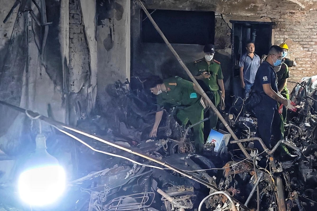 Tại  khu vực tầng 1 của ngôi nhà được sử dụng làm nơi để xe máy của cư dân hiện đã bị ngọn lửa thiêu rụi hoàn toàn, hàng chục xe cháy trơ khung.