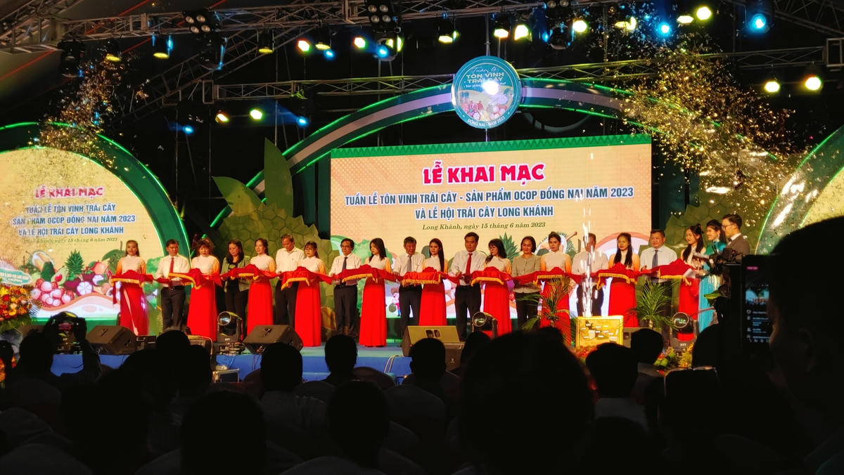 Các đại biểu cắt băng khai mạc lễ hỗi trái cây Long Khánh năm 2023. Ảnh: Hoàng Long.