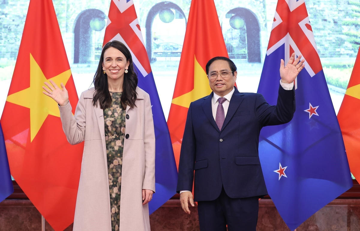 Thủ tướng Phạm Minh Chính và Thủ tướng New Zealand Jacinda Ardern. Ảnh: Dương Giang-TTXVN.