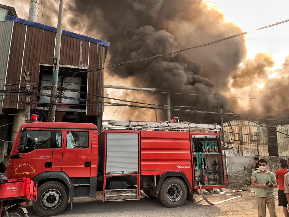 Tường và mái tôn của xưởng sản xuất xốp bị sập 1 phần do đám cháy.
