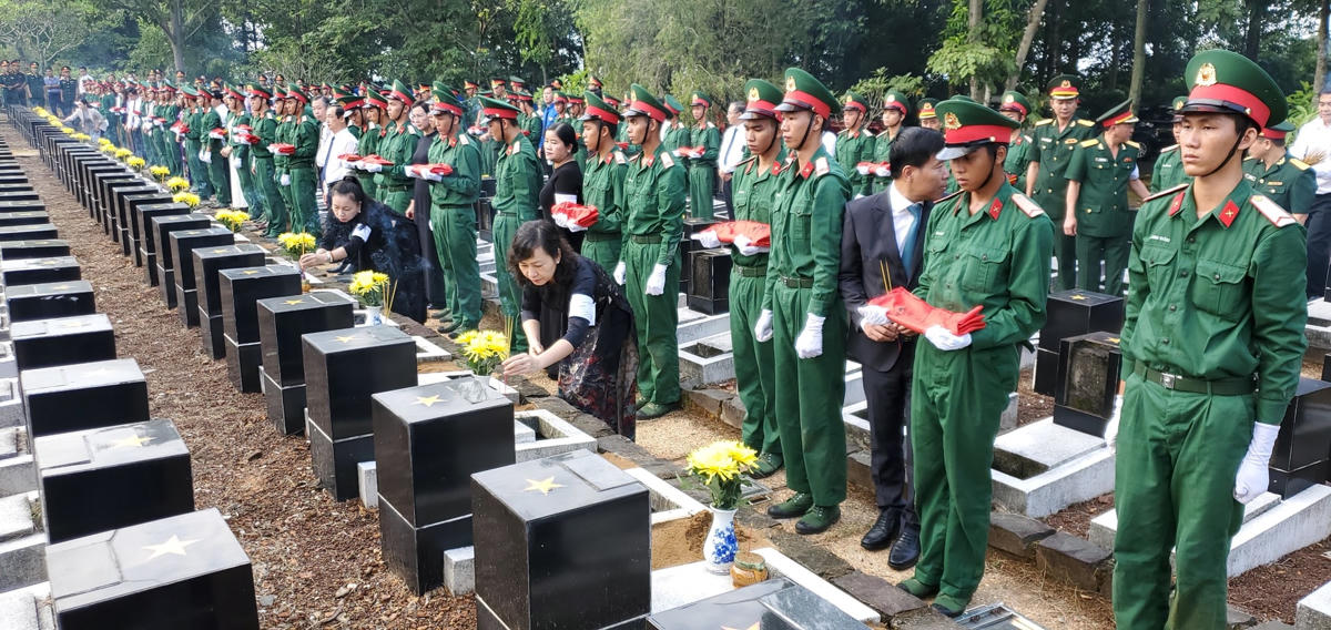 Đại diện lãnh đạo tỉnh Bình Phước thắp nén nhang tiễn đưa các anh hùng, liệt sĩ yên nghỉ tại Nghĩa trang liệt sĩ tỉnh nhà.