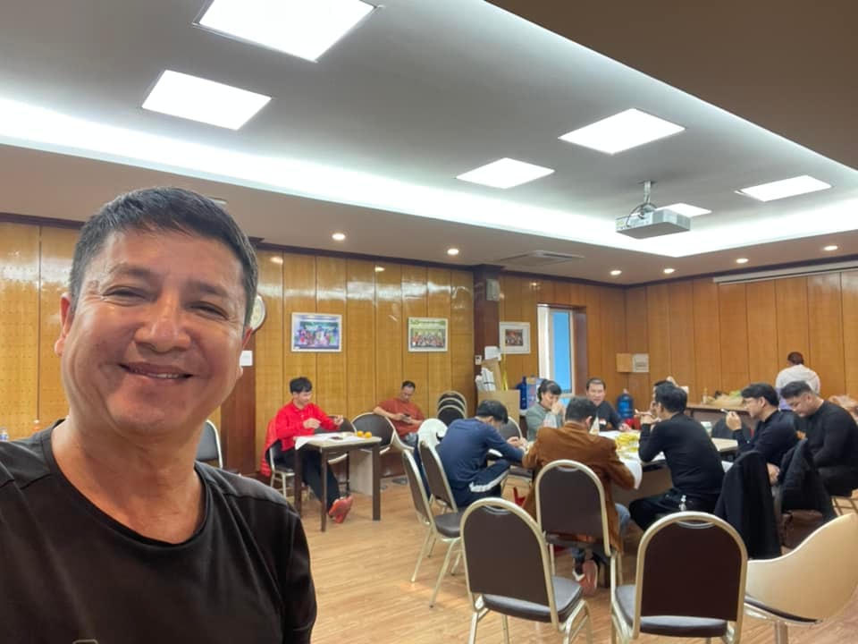 Những nghệ sĩ gắn bó với Táo Quân nhiều năm có: Chí Trung, Quốc Khánh, Công Lý, Quang Thắng, Vân Dung, Tự Long, Xuân Bắc… dù không còn trẻ nữa nhưng mỗi chương trình đều cố "nhả hết tơ lòng" để vai diễn tròn trịa nhất. Ảnh: FBNV. 