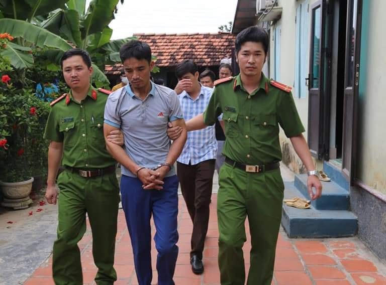 Công an đang dẫn giải nghi phạm về CQĐT. Ảnh CACC