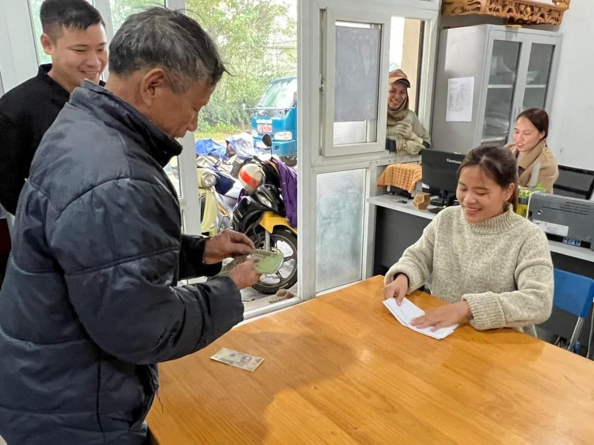 Chị Trần Thị Thuỳ Dung trao trả số tiền cho người đánh rơi.
