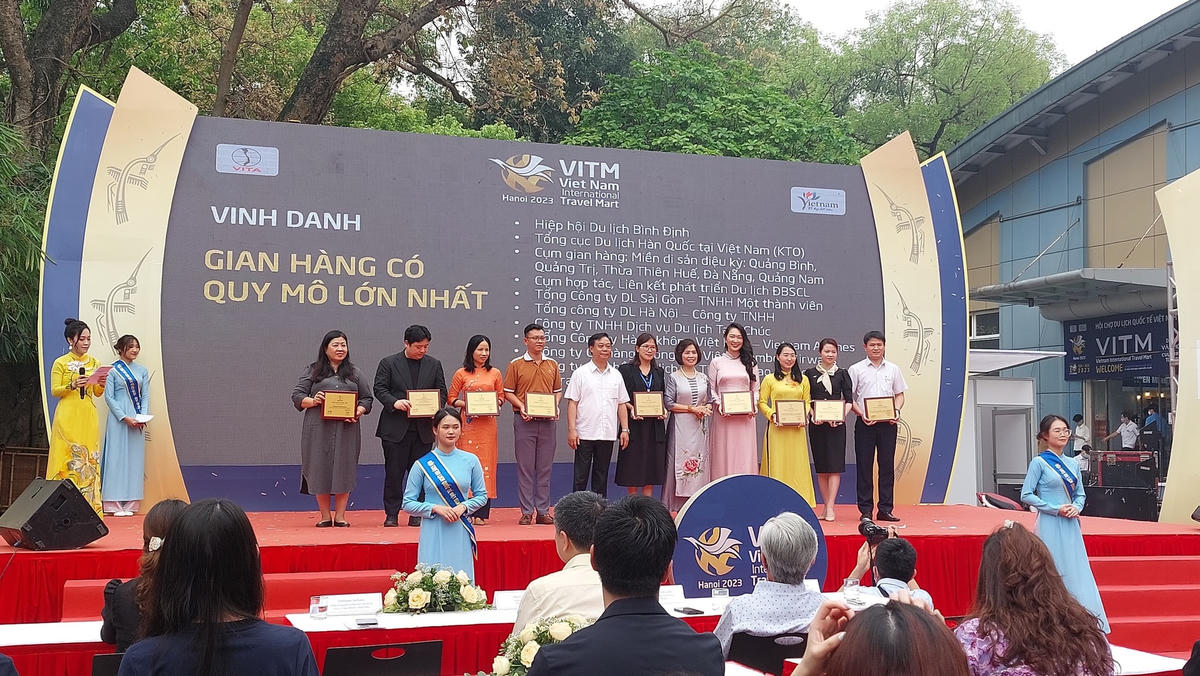 BTC trao tặng kỷ niệm chương cho 33 đơn vị đã tham gia và đóng góp tích cực cho thành công của Hội chợ.