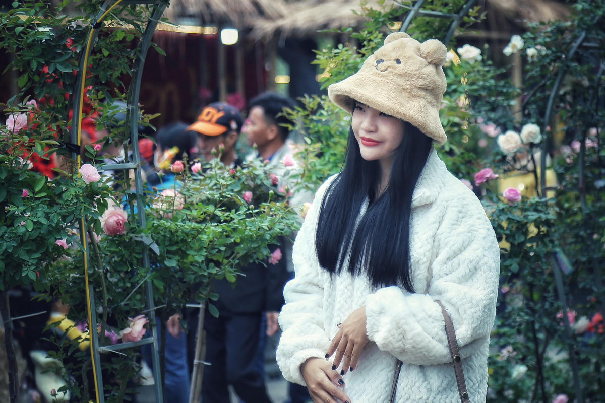 Bạn Nguyễn Quỳnh Trang trú tại Long Biên, Hà Nội chia sẻ: "Biết tin có Lễ hội hoa Mê Linh, tôi liền rủ bạn bè bớt chút thời gian đến đây để chụp ảnh. Ngay từ sáng sớm, chúng tôi đã có mặt tại Lễ hội hoa để ghi lạingay những bức ảnh đẹp nhất về lễ hội này. Khi đến đây tôi khá choáng ngợp khi được nhìn thấy rất nhiều loại hoa được bày trí vô cùng đẹp mắt":