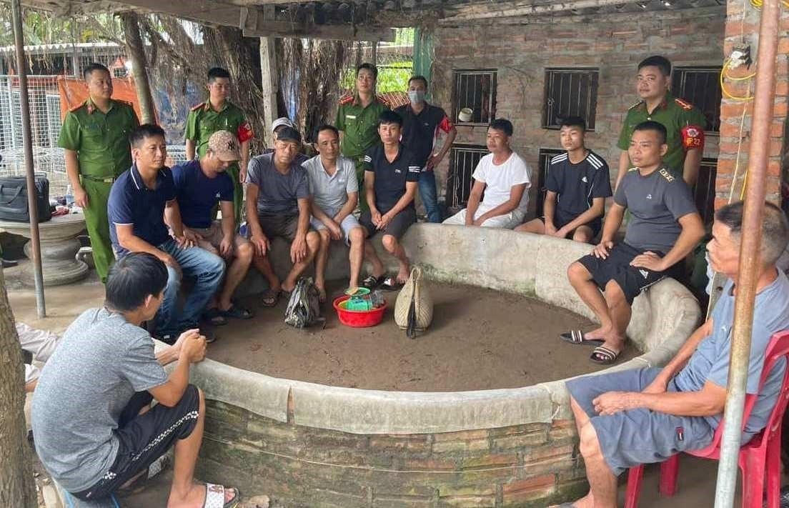 Các đối tượng và tang vật.