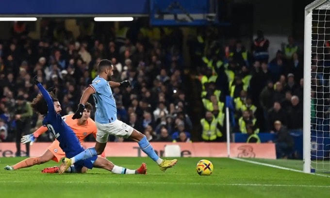 Mahrez đệm bóng tung lưới Chelsea sau pha phối hợp ấn tượng của Man City. Ảnh: AFP.