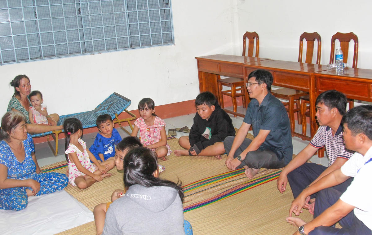 Vĩnh Long sạt lở kinh hoàng: 13 căn nhà, 1 xe cuốc đang thi công rơi xuống sông